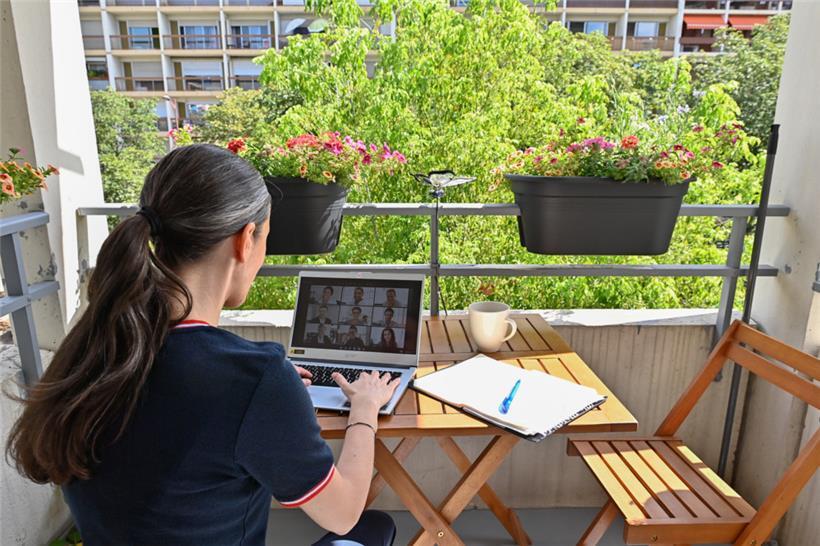 So könnte es aussehen, wenn die Telearbeit geregelt wäre … Für viele ist dies in den vergangenen zwei Jahren zur Gewohnheit geworden. Zwangsweise verordnet. Nach Aufhebung der Sonderregelungen sind deutsche Grenzgänger allerdings gegenüber ihren belgischen und französischen Kollegen, was die Steuerfrage angeht, benachteiligt. 
