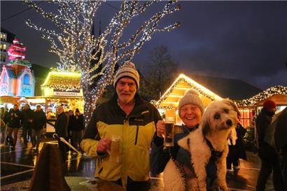 So lässt sich der Abend genießen: mit dem Hund auf dem Arm und dem Glühwein in der Hand
