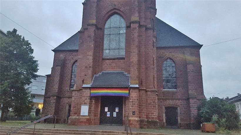 So langsam ist wohl alles egal: Die katholische Kirche stuft zwar hochoffiziell unehelichen Sex, Selbstbefriedigung, Verhütung und Homosexualität als „Sünden“ ein – doch eine Niederlassung in Trier bekennt sich am 26.6.2022 trotzdem zur „Pride“ der LGBTQ-Szene.
