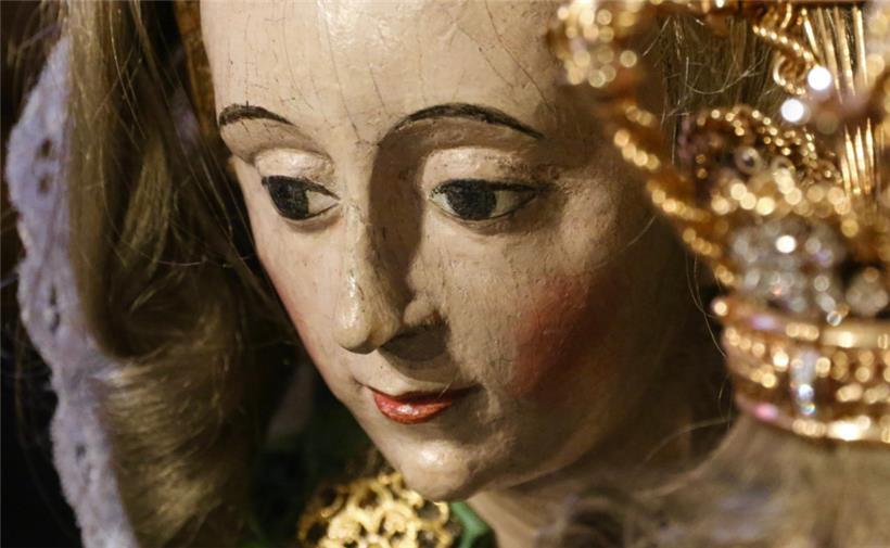 So nahe kommt selten jemand an die Marienstatue heran