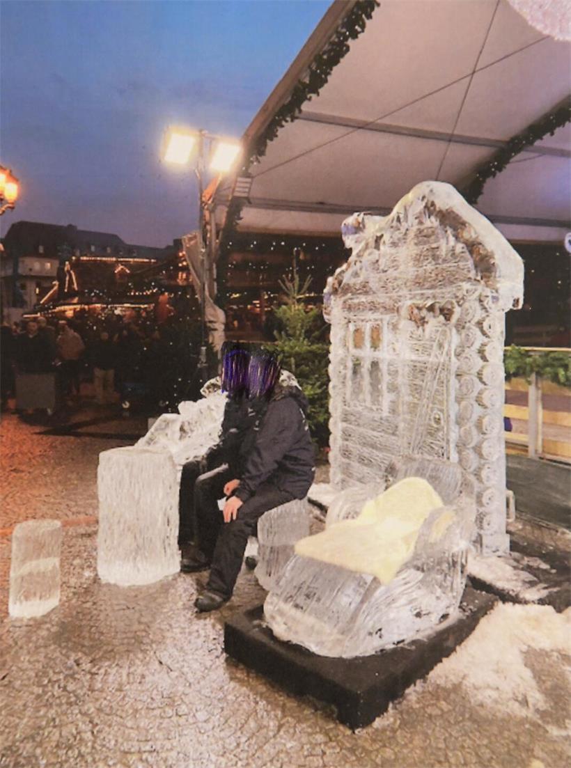 Eisskulptur stürzte auf Kind: Urteil soll heute fallen Eisskulptur mit Schlitten als Sitzfläche vor Almhütte, die Wand fällt rückwärts auf Jungen – Unfall vor Ort