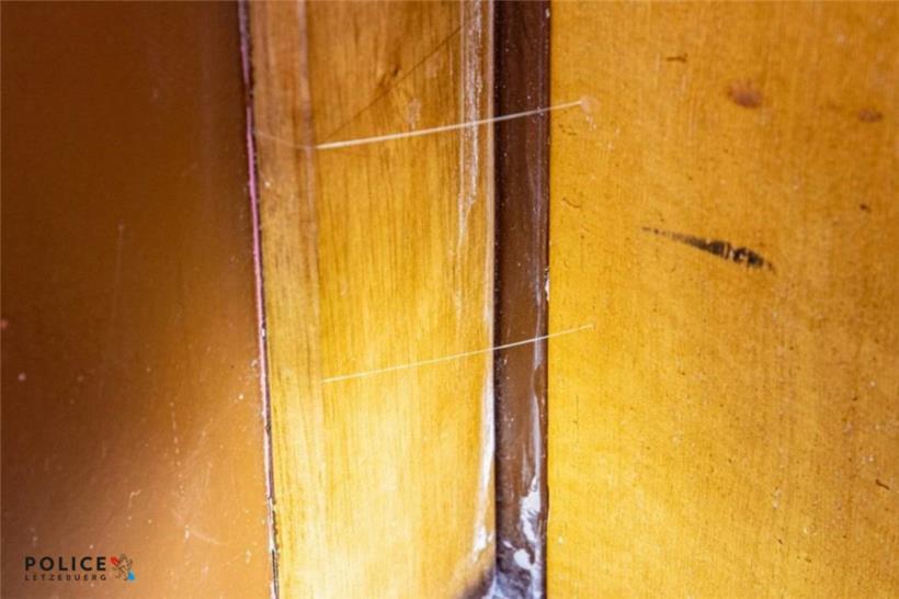 So sehen die Fäden aus, welche die Verbrecher an der Wohnungstür anbringen.
