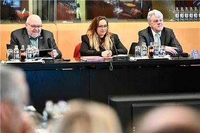 So sehen (offenbar) Sieger aus: Die Gewerkschaften, hier am Freitag vertreten durch (von links) Patrick Dury (LCGB), Nora Back (OGBL) und Romain Wolff (CGFP), haben das Tripartite-Ergebnis jeweils einstimmig gebilligt
