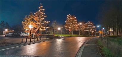 So sieht Monnerich normalerweise an Weihnachten aus. Wegfallen wird die festliche Beleuchtung angesichts des Zwanges zum Energiesparen nicht, aber sie wird nicht mehr so lange brennen. Der Gemeinderat hat gerade ein Sparprogramm verabschiedet. 
