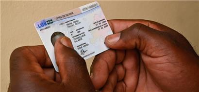 So sieht das ersehnte Stück Papier aus: Eigentlich ist es eine Plastikkarte, aber der Begriff „Sans-papiers“ hat sich für illegale Migranten eingebürgert 
