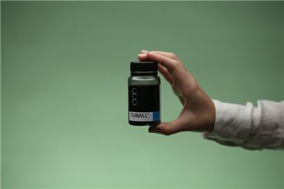 So sieht das „magische Material“ aus: schwarzes Pulver in einem Glas
