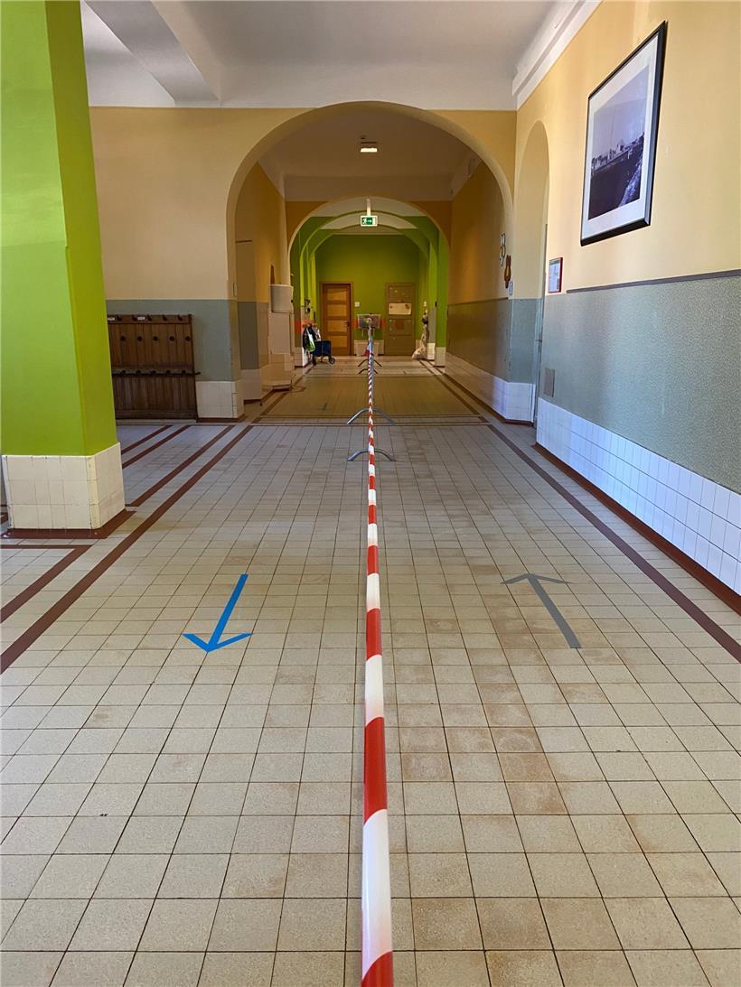 So sieht der Flur der Brill-Schule in Düdelingen aus: Absperrungen und Richtungspfeile
