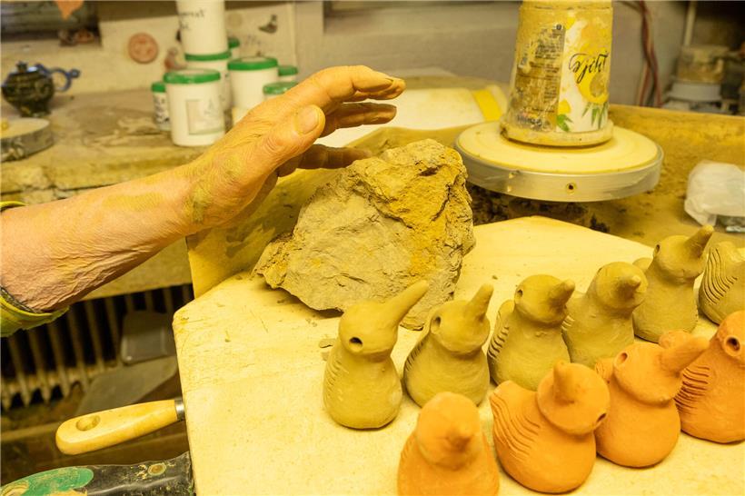 Wie Usch Biver die „Emaischen“ am Leben hält Unreiner Ton vor der Reinigung und Filterung mit sichtbaren Verunreinigungen und Schlamm