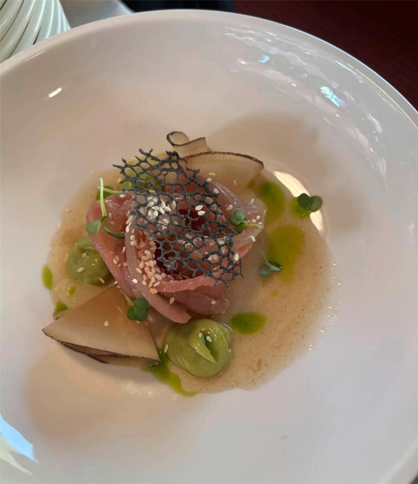 So sieht der fertige marinierte Hiramasa Kingfish (Gelbschwanzmakrele) und Yellowfin Tuna (Gelbflossenthunfisch) von Mythos Mosel aus
