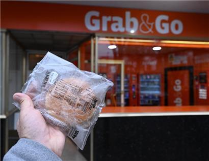 So sieht ein Burger aus dem Automaten aus

