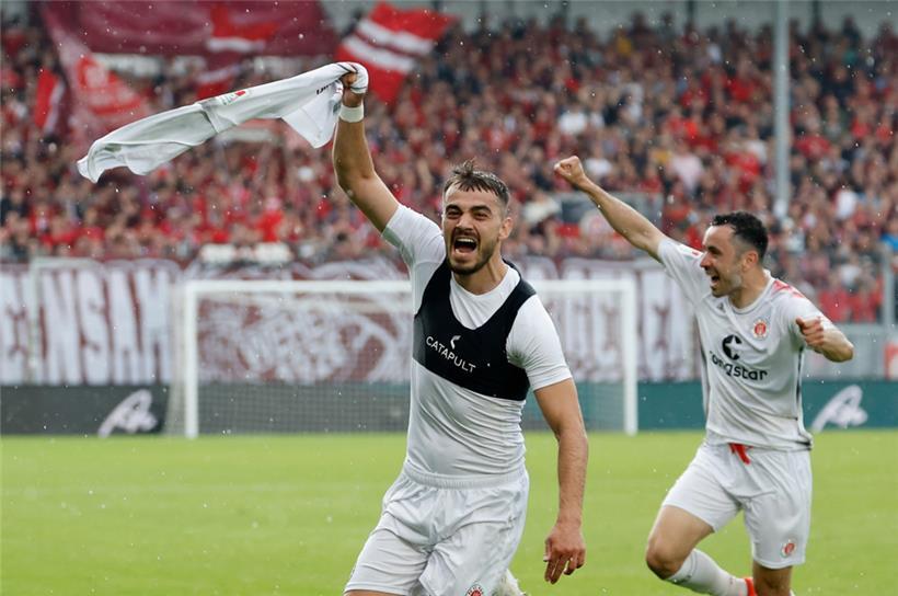 So sieht ein Zweitliga-Meister aus: Danel Sinani schoss den 1. FC St. Pauli zum Titel

