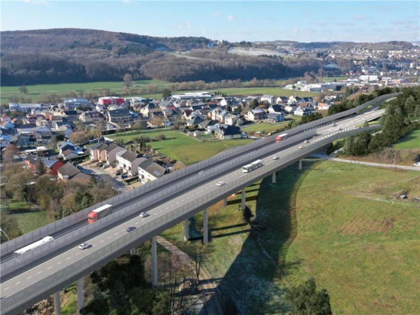 Nach 33 Jahren Wartezeit: Die B7 soll auf vier Spuren ausgebaut werden 386 Meter langes Viadukt nahe Schieren nach Ausbauarbeiten, modernes Brückenbauwerk in ländlicher Umgebung