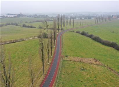 Moderner, sicherer neuer Radweg mit klaren Markierungen und glatter Oberfläche für komfortables Fahrradfahren