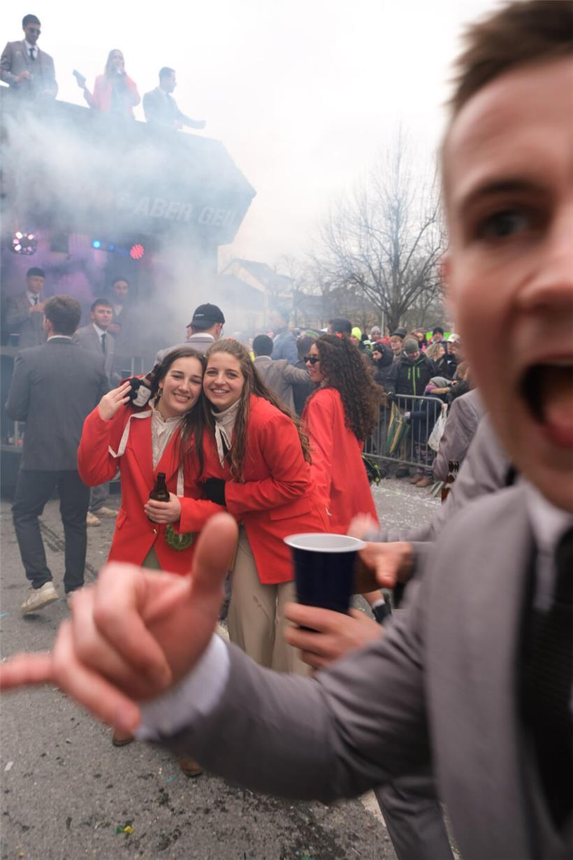 Wie ein bekennender Karnevalsmuffel die „Dikricher Cavalcade“ erlebt Bunte Karnevalsmasken und festliche Kostüme bei lebendigem Straßenkarneval in Deutschland