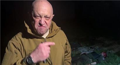 Söldner-Chef Jewgeni Prigoschin zeigt auf hinter ihm aufgereihte gefallene Kämpfer seiner Truppe, als er sich in einem Video über mangelnde Unterstützung durch die russische Armeespitze aufregt
