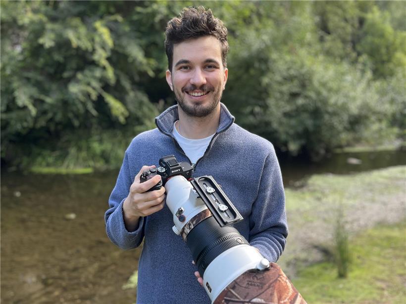 Sören Salvatore vor malerischer Kulisse in Hobart, Tasmanien, neue Heimat mit Natur und Stadtansicht