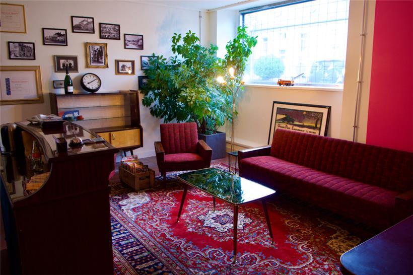 Sogar das Büro ist passend zu den Autos im Mid-Century-Stil gehalten