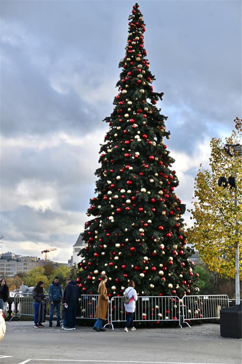 Sogar ein geschmückter Tannenbaum ist bei der „Gëlle Fra“ schon zu sehen