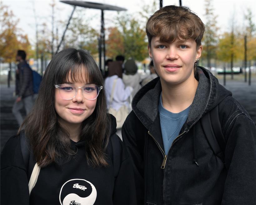 Sohane Eiffes (l.) und Anne-Marie Serres (r.) sind Schüler im Lycée Belval