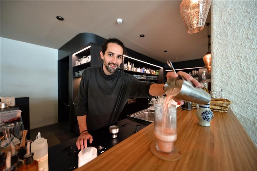 Sohn Fabien hilft hinter der Bar. Seine Fruchtcocktails sind umwerfend.