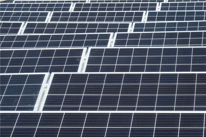 Solarenergie ist die Zukunft. Gerade dort, wo Land teuer sei, lohne sich ein Ausweichen auf die Dächer von Industriehallen, Parkhäusern und Carports. 
