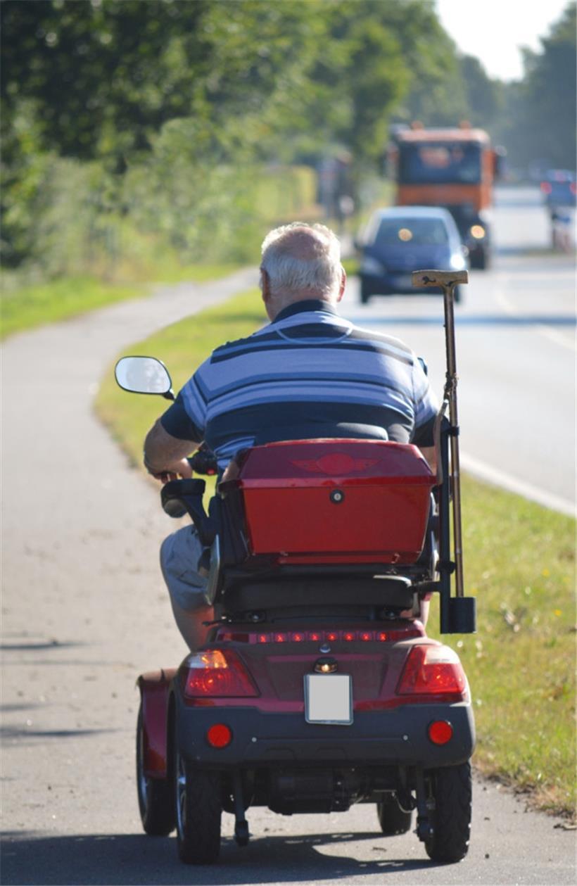 Solche Krankenfahrstühle brauchen ein Versicherungskennzeichen, sobald sie schneller als sechs Kilometer pro Stunde fahren können
