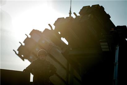 Soldaten der Bundeswehr verladen Raketen für das Flugabwehrsystem Patriot
