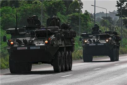 Soldaten der Königlich-Thailändischen Armee auf gepanzerten Fahrzeugen auf einer Straße in der Provinz Chachoengsao
