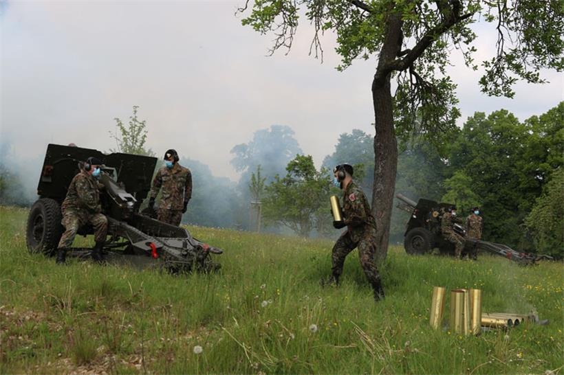Soldaten der Luxemburger Armee geben Salutschüsse zur Geburt des Thronfolgers ab
