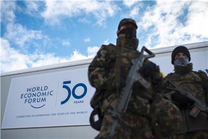 Soldaten der Schweizer Armee stehen vor dem Kongresszentrum
