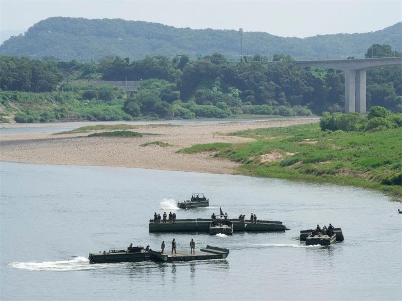 Trumps Korea-Katastrophe: Anstelle eines Koreas mit Atomwaffen könnten wir uns mit zwei wiederfinden Soldaten der US-Armee bei einer Militärübung nahe der Grenze. Trump geht wohl davon aus, dass er seine Ziele gegenüber Nordkorea eher erreichen kann, wenn er die US-Beziehungen zu Südkorea opfert.