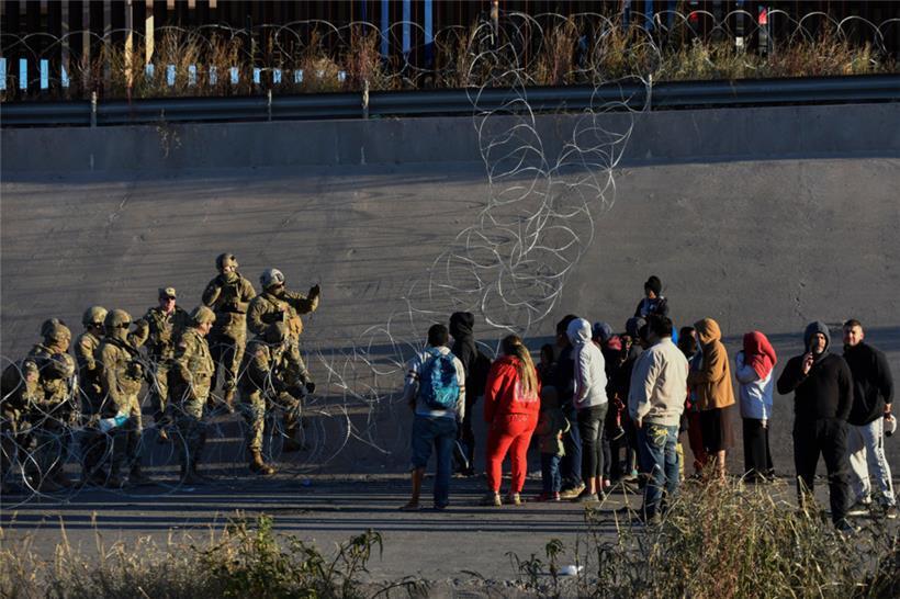 Soldaten des US-Militärs halten Migranten davon ab, die Grenze zu überqueren
