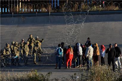 Soldaten des US-Militärs halten Migranten davon ab, die Grenze zu überqueren
