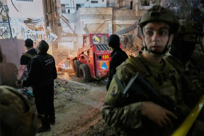 Soldaten des Zivilschutzes und der libanesischen Armee arbeiten am Ort eines israelischen Angriffs auf ein Wohnhaus in Dahija, einem südlichen Vorort von Beirut
