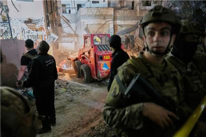 Soldaten des Zivilschutzes und der libanesischen Armee arbeiten am Ort eines israelischen Angriffs auf ein Wohnhaus in Dahija, einem südlichen Vorort von Beirut
