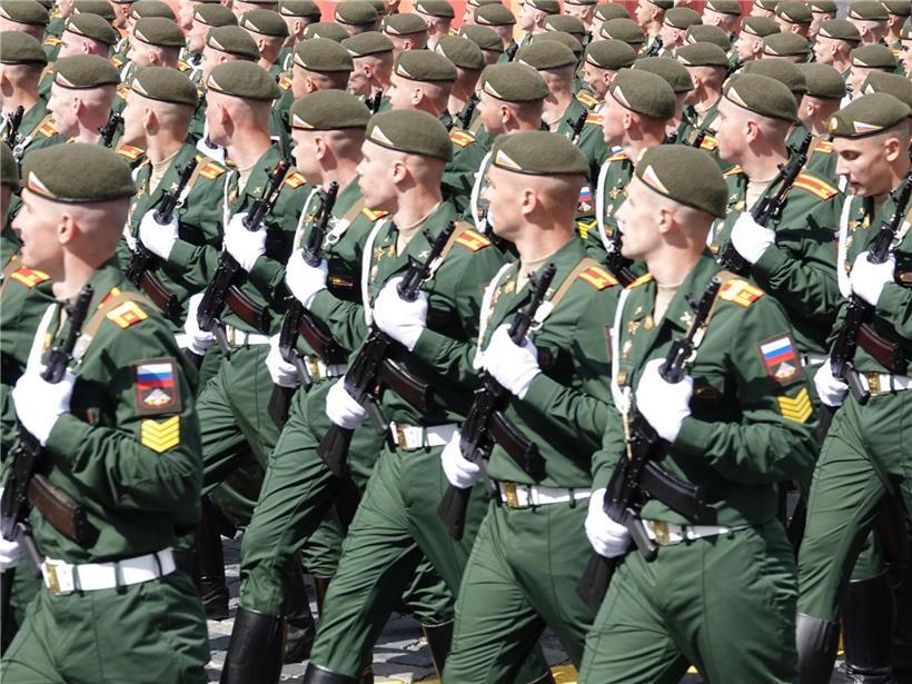 Soldaten exerzieren bei Militärparade auf dem Roten Platz in Moskau während einer feierlichen Zeremonie