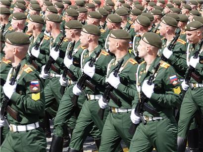 Soldaten exerzieren bei Militärparade auf dem Roten Platz in Moskau während einer feierlichen Zeremonie