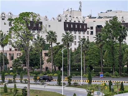 Soldaten patrouillieren im Red Zone Bereich vor dem Serena Hotel in Islamabad vor USA-Iran Friedensgesprächen am Samstag