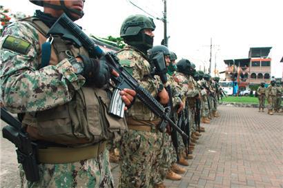 Soldaten in Ecuadors größter Stadt Guayaquil am 5. April: Präsident Daniel Noboa setzt im Kampf gegen die Drogenkartelle auf den Einsatz des Militärs und eine Zusammenarbeit mit der US-Sicherheitsfirma Blackwater
