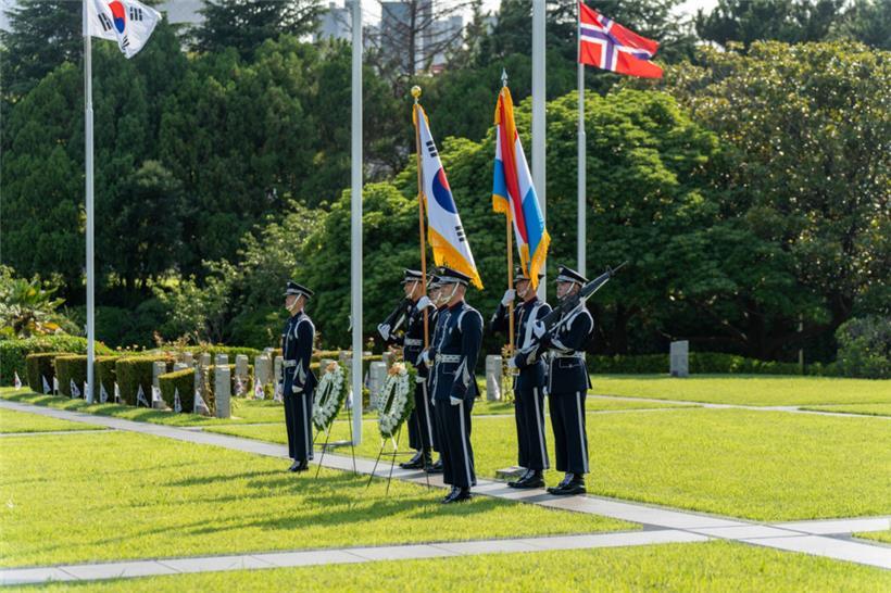 Soldaten in Galauniform zum Gedenken an die beiden toten Soldaten aus Luxemburg