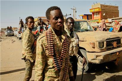 Soldaten kommen zum Allafah-Markt in einem Gebiet, das die sudanesische Armee kürzlich von der paramilitärischen Gruppe Rapid Support Forces zurückerobert hat

