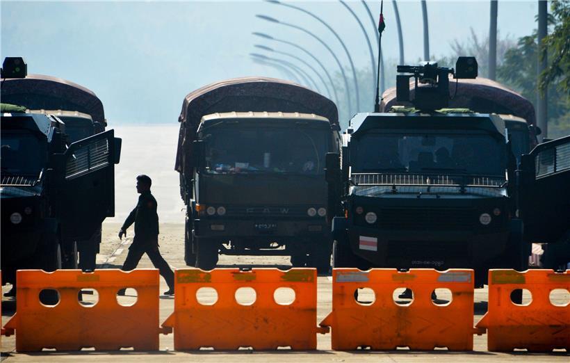 Soldaten stehen Wache entlang einer blockierten Straße in der Nähe des Parlaments von Myanmar in Naypyidaw – einen Tag nach einem Militärputsch, bei dem die demokratische Heldin Aung San Suu Kyi inhaftiert wurde
