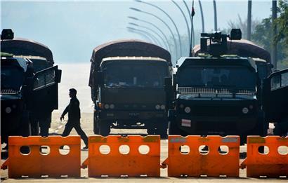 Soldaten stehen Wache entlang einer blockierten Straße in der Nähe des Parlaments von Myanmar in Naypyidaw – einen Tag nach einem Militärputsch, bei dem die demokratische Heldin Aung San Suu Kyi inhaftiert wurde
