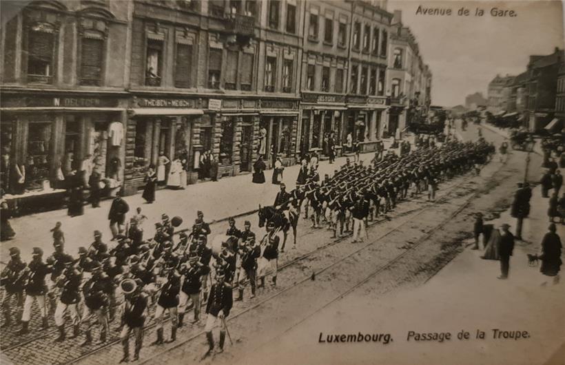 Soldaten ziehen durch die Straßen des Bahnhofs
