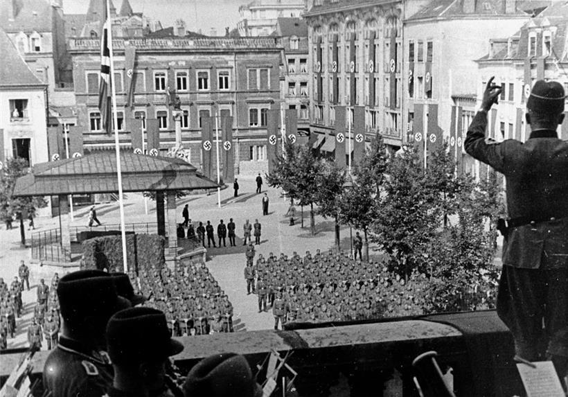 Soldats allemands sur la place d’Armes en 1942
