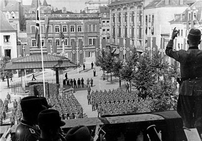 Soldats allemands sur la place d’Armes en 1942
