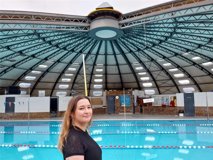 Solène Vincens, à Nemours, devant une des 90 piscines Tournesol qu’elle a déjà visitées
