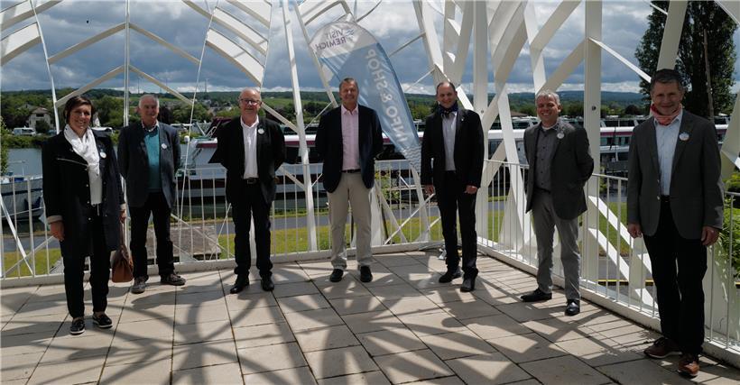 Solidarität: Sieben Bürgermeister arbeiten gemeinsam für Europa und ihre Region. V.l.: Emilie Feltz-Villain (Apach), Fernand Lucas (Contz), Rémi Schwenk (Rettel), Michel Gloden (Schengen), Jacques Sitz (Remich), Steve Reckel (Mondorf) und Ralf Uhlenbruch (Perl).
