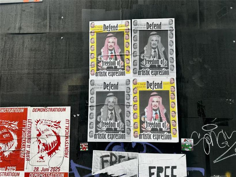 Solidarität mit Aktivistin: Nahe dem Hamilius Tram Stop in Luxemburg-Stadt wurden Poster aufgehängt, die das Meme über Xavier Bettel reproduzieren, und mit dem Slogan „Verteidigt die Freiheit des künstlerischen Ausdrucks“ versehen
