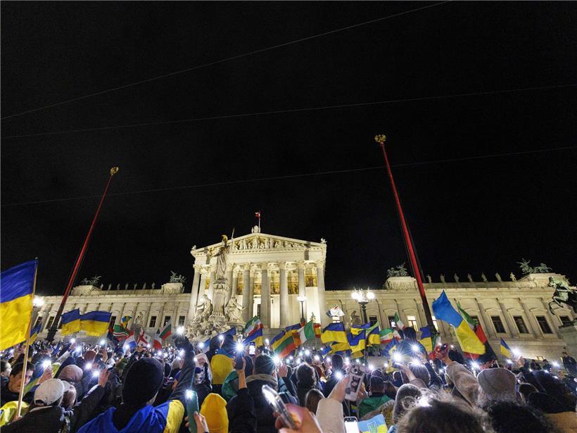 Solidaritätskundgebung vor dem österreichischen Nationalrat zum 4. Jahrestag der russischen Invasion in der Ukraine mit wechselnder Stimmung